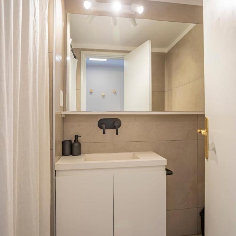 Fully equipped studio in the WTC area, steps from La Rambla - One-Bedroom Apartment - 27