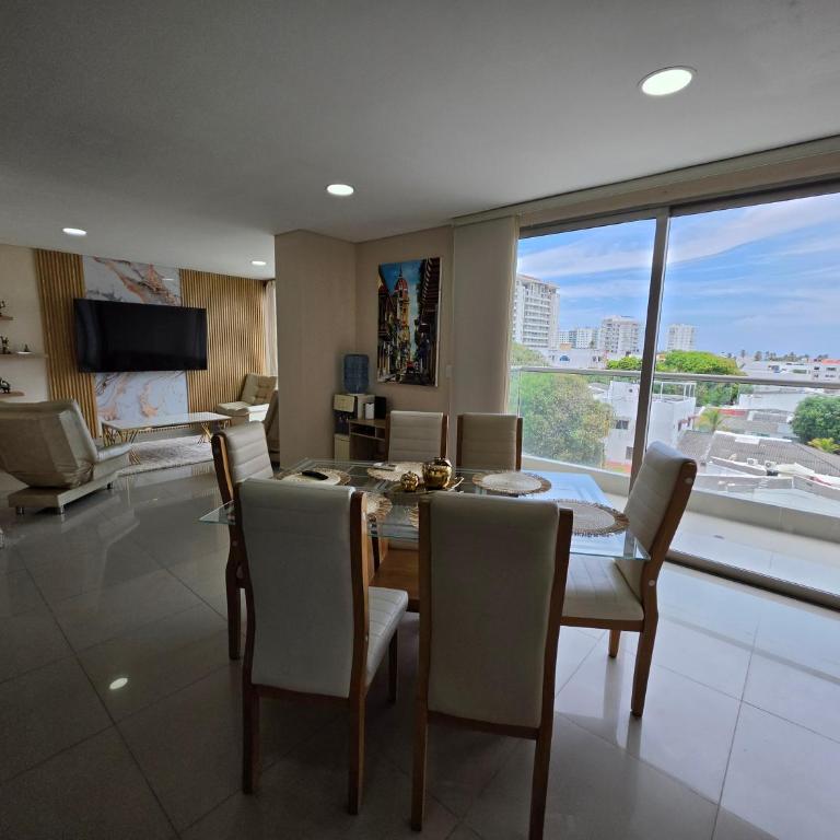 Luxury 4BR 3BA Penthouse - 5 Min to Airport & Beach - Apartment - 1