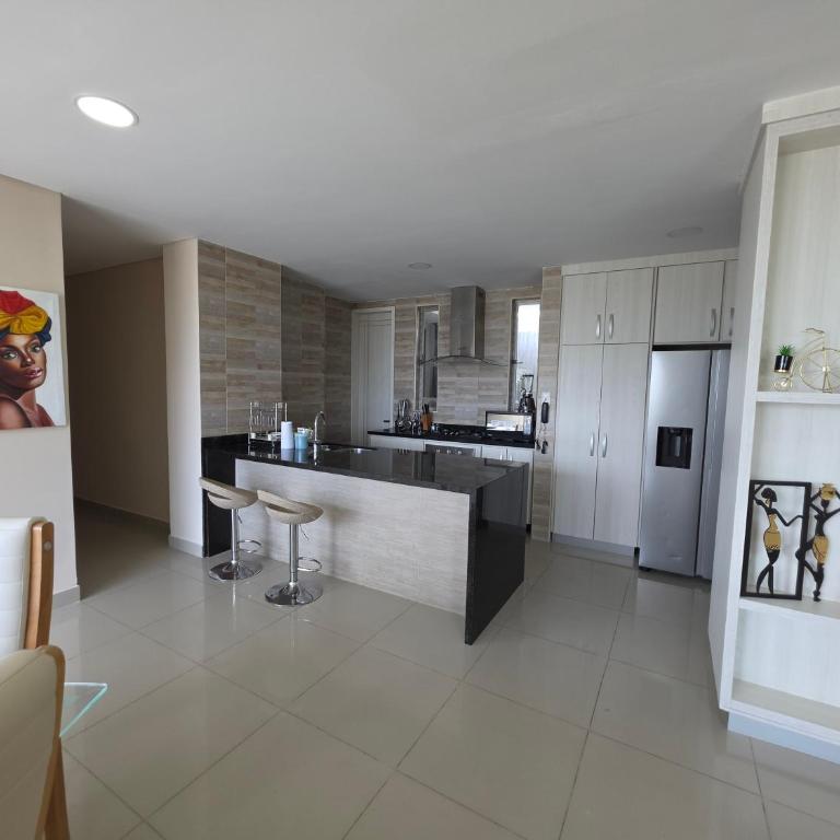 Luxury 4BR 3BA Penthouse - 5 Min to Airport & Beach - Apartment - 5