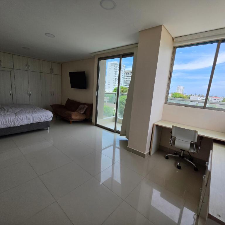 Luxury 4BR 3BA Penthouse - 5 Min to Airport & Beach - Apartment - 11