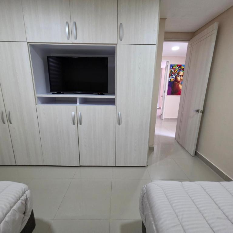 Luxury 4BR 3BA Penthouse - 5 Min to Airport & Beach - Apartment - 15