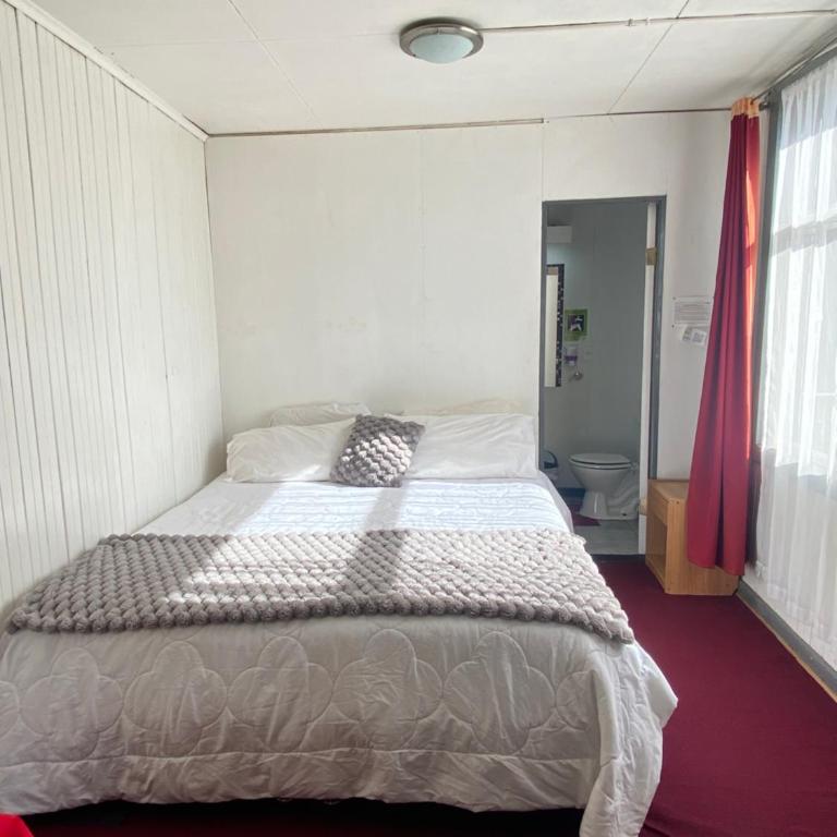 Hostal Cochrane - Double Room with Private Bathroom - 1