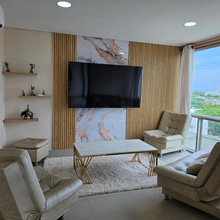 Luxury 4BR 3BA Penthouse - 5 Min to Airport & Beach - Apartment - 2