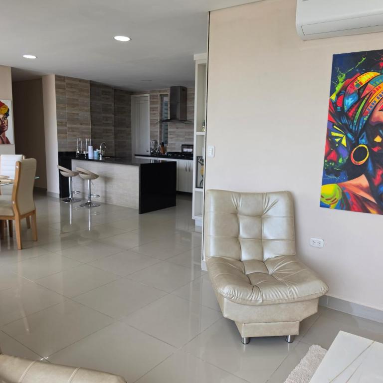 Luxury 4BR 3BA Penthouse - 5 Min to Airport & Beach - Apartment - 3