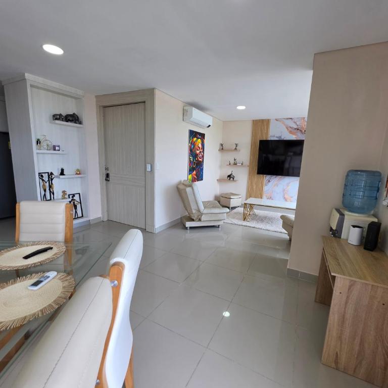 Luxury 4BR 3BA Penthouse - 5 Min to Airport & Beach - Apartment - 4