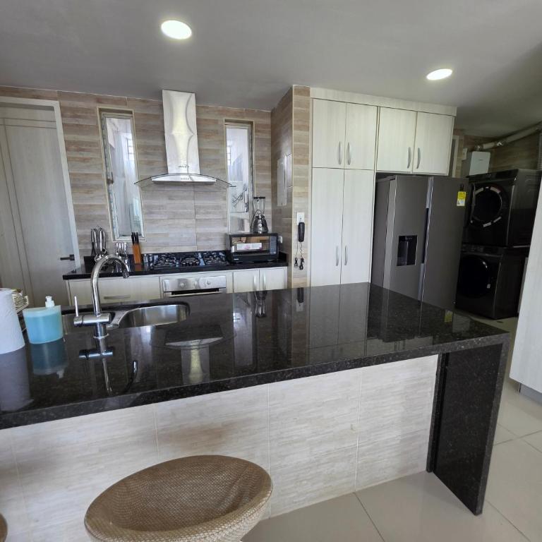 Luxury 4BR 3BA Penthouse - 5 Min to Airport & Beach - Apartment - 6