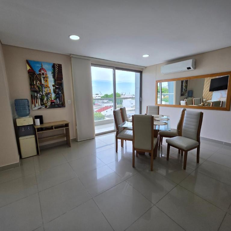Luxury 4BR 3BA Penthouse - 5 Min to Airport & Beach - Apartment - 7
