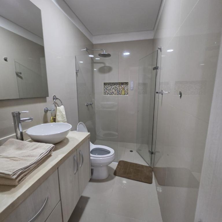 Luxury 4BR 3BA Penthouse - 5 Min to Airport & Beach - Apartment - 16