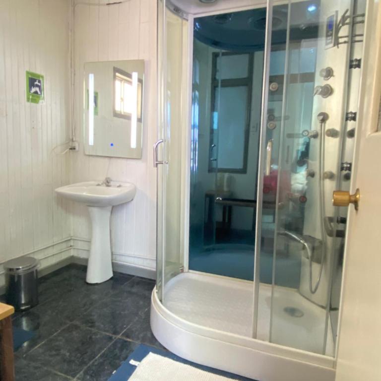 Hostal Cochrane - Quadruple Room with Private Bathroom - 5