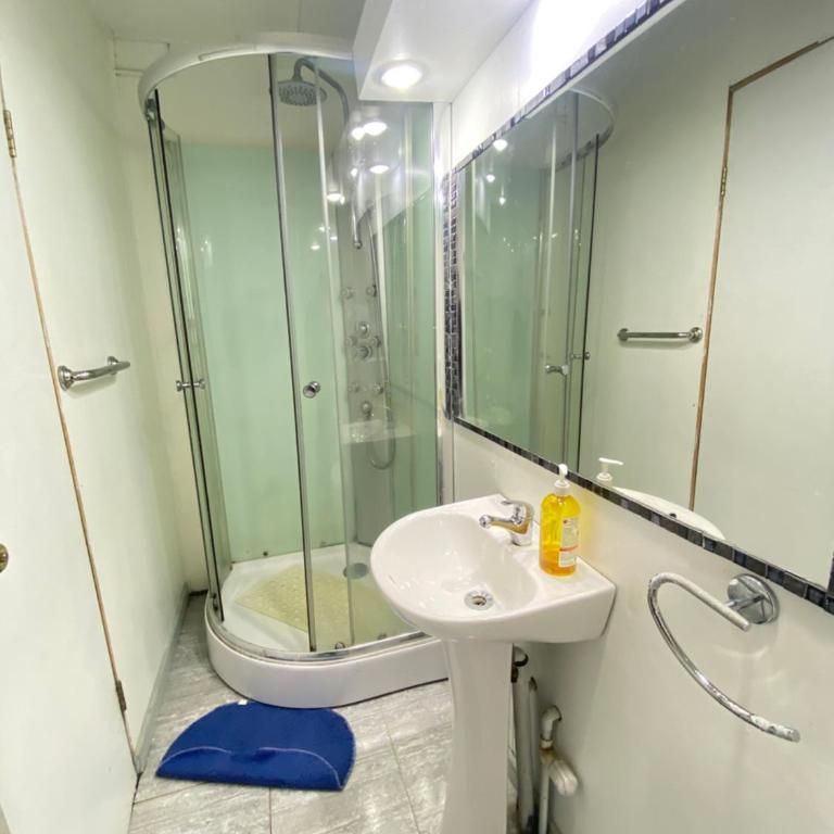Hostal Cochrane - Triple Room with Private Bathroom - 2