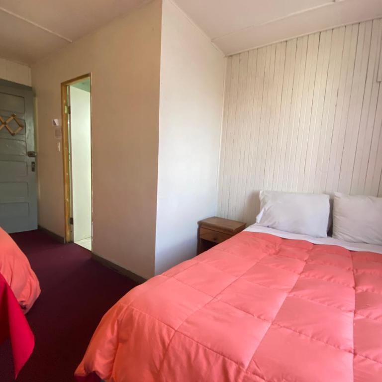 Hostal Cochrane - Triple Room with Private Bathroom - 3