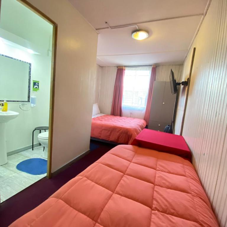 Hostal Cochrane - Triple Room with Private Bathroom - 5