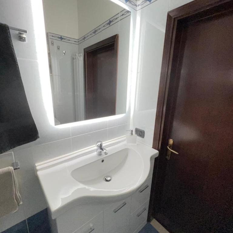 Duomo and Metro- Apartment for 6 - Porta Venezia - Two-Bedroom Apartment - 29