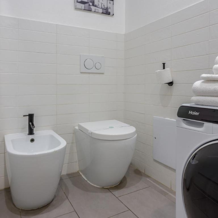 PARMA EXPRESS Traveller's Lodging front Station FS covered PARKING - Deluxe Apartment - 33
