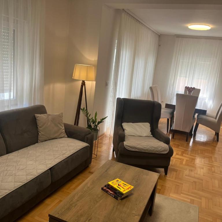 Family Apartman Telep Novi Sad - Yard & Free parking - Apartman sa 3 Spavaće Sobe i Balkonom - 2