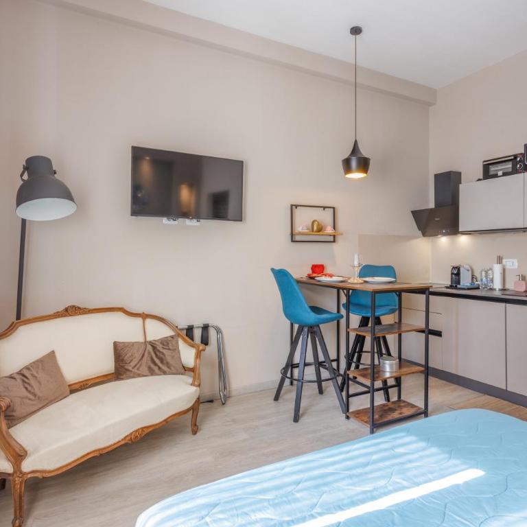 PARMA EXPRESS Traveller's Lodging front Station FS covered PARKING - Studio Apartment - 35
