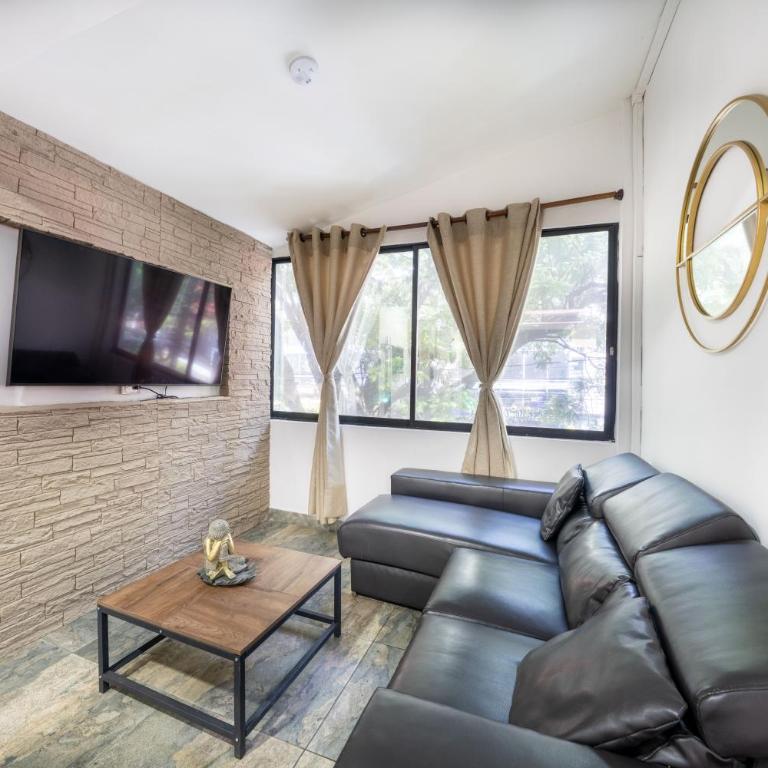 Provenza! Golden Jacuzzi - 5BR only 1 Block from lleras - Apartment - 4