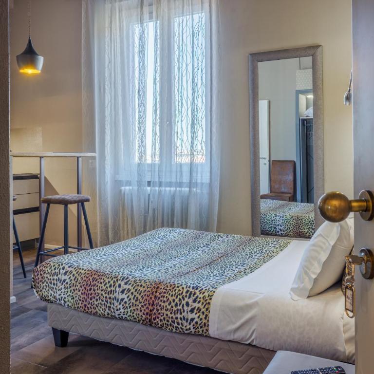PARMA EXPRESS Traveller's Lodging front Station FS covered PARKING - Budget Double Room - 21