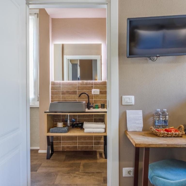 PARMA EXPRESS Traveller's Lodging front Station FS covered PARKING - Budget Double Room - 24