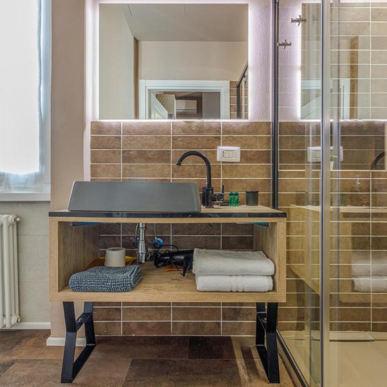 PARMA EXPRESS Traveller's Lodging front Station FS covered PARKING - Budget Double Room - 28
