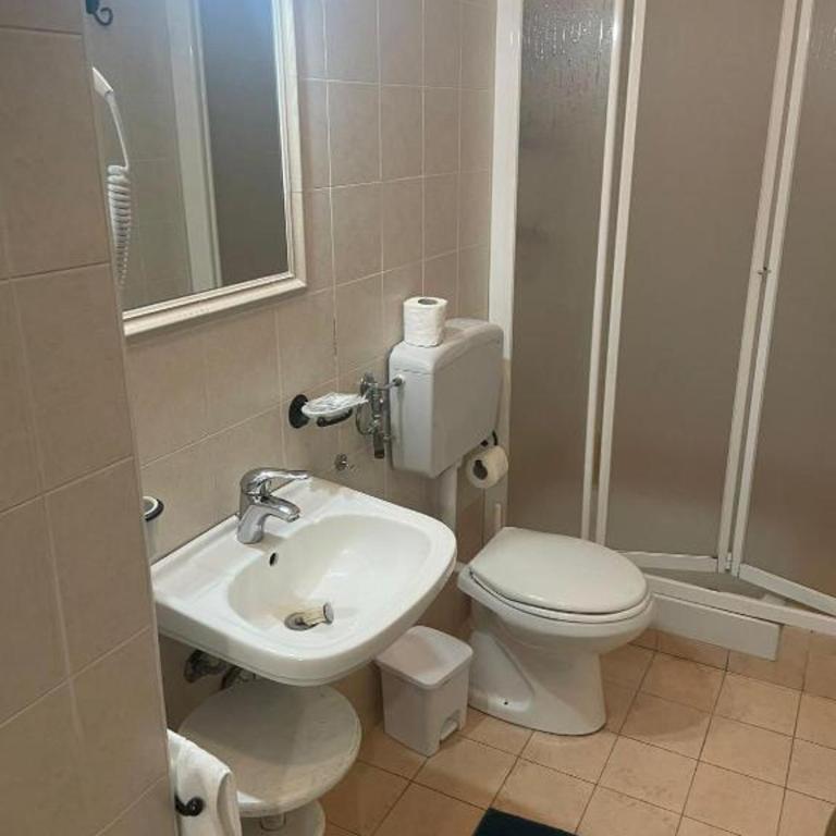 Maqueda Rooms - Triple Room with Private Bathroom - 22