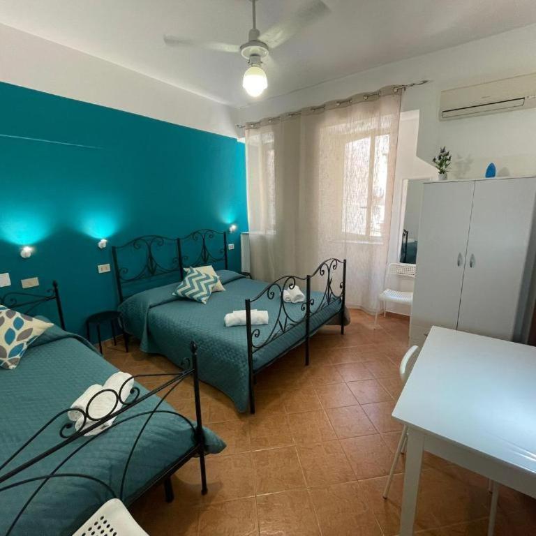 Maqueda Rooms - Triple Room with Private Bathroom - 1
