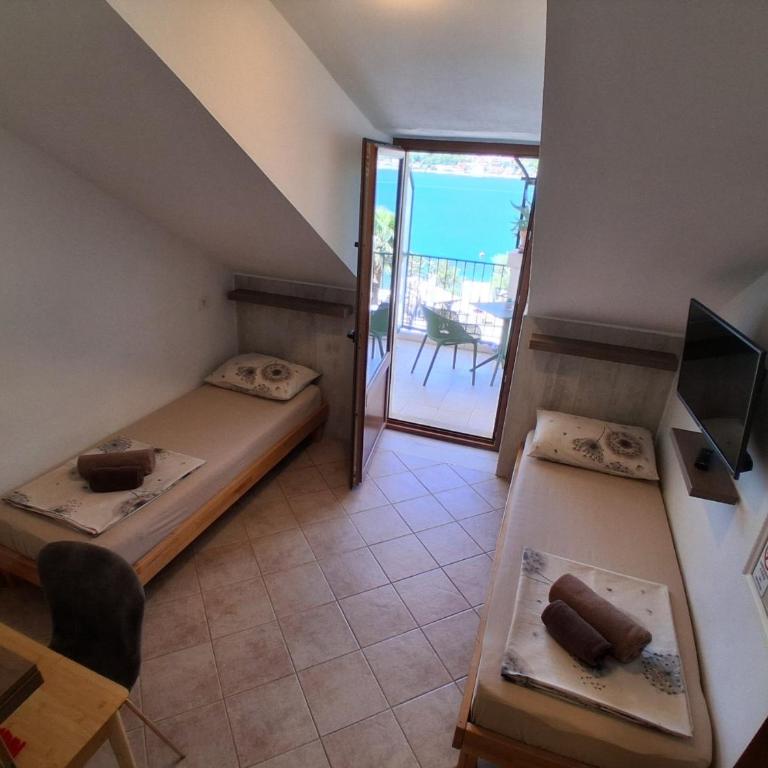 Guesthouse Anita - Double or Twin Room with Sea View and Balcony - 6