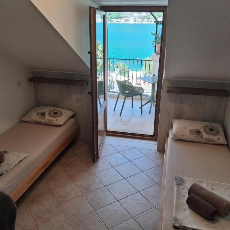 Guesthouse Anita - Double or Twin Room with Sea View and Balcony - 9