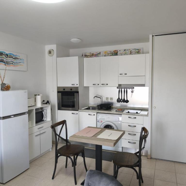 Charmant 2 pieces avec parking privé et piscine - Apartment mit 1 Schlafzimmer - 10