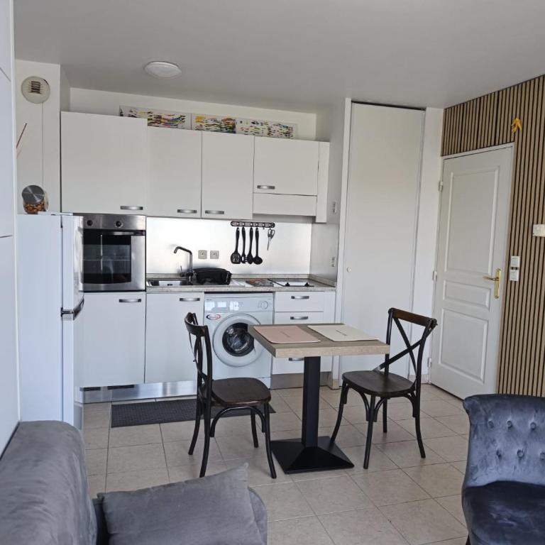 Charmant 2 pieces avec parking privé et piscine - Apartment mit 1 Schlafzimmer - 11