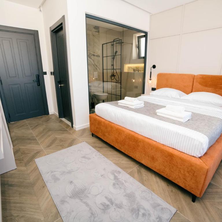 Boutique Hotel Zara - Deluxe Double Room with Balcony - 11
