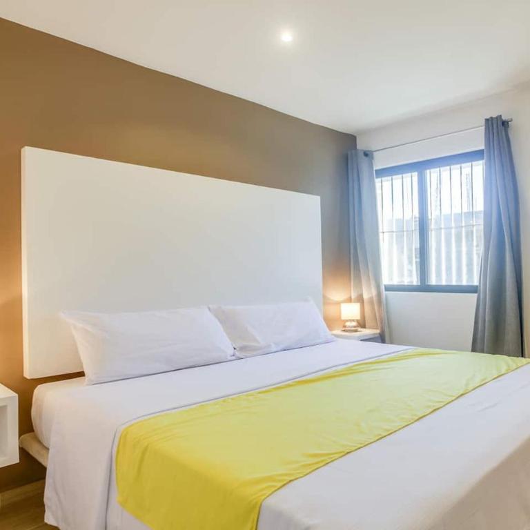 Valentina Suites by Las Flores Vacation Rentals - Classic One-Bedroom Apartment with King Bed - 4