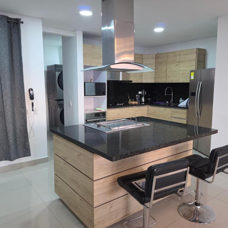 Luxury 3br 2ba Penthouse close to Airport-Beach-Rooftop Pool - Apartment - 4