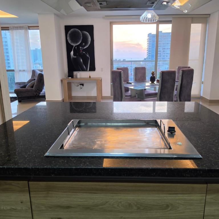 Luxury 3br 2ba Penthouse close to Airport-Beach-Rooftop Pool - Apartment - 8