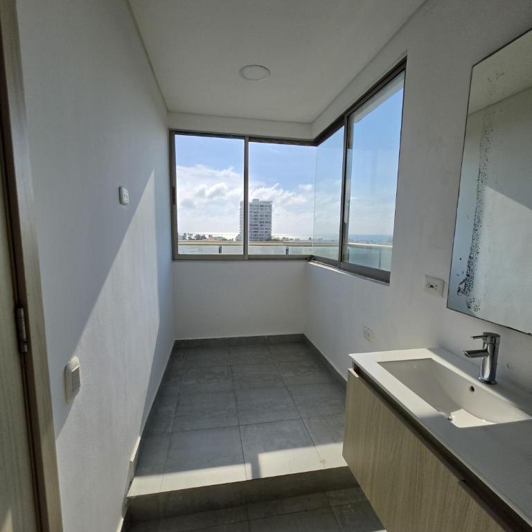 Luxury 3br 2ba Penthouse close to Airport-Beach-Rooftop Pool - Apartment - 14