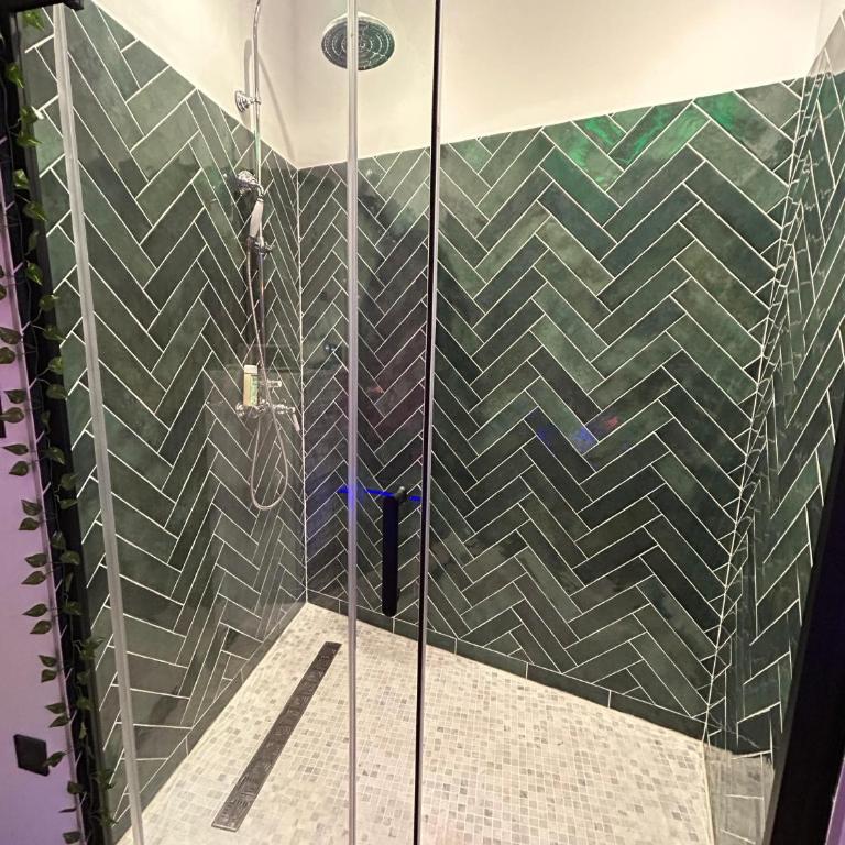Love room - Jacuzzi - Netflix - Clim - 3min train station - One-Bedroom Apartment - 2
