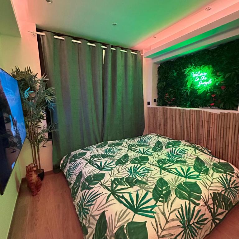 Love room - Jacuzzi - Netflix - Clim - 3min train station - One-Bedroom Apartment - 6