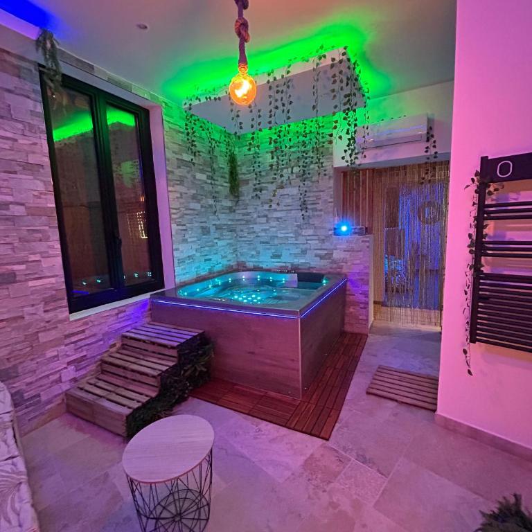 Love room - Jacuzzi - Netflix - Clim - 3min train station - One-Bedroom Apartment - 8