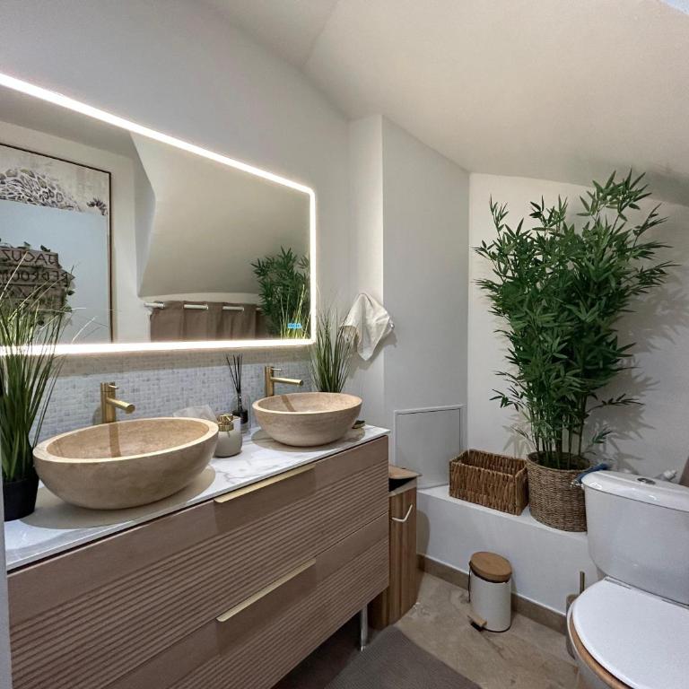 Love room - Jacuzzi - Netflix - Clim - 3min train station - One-Bedroom Apartment - 9