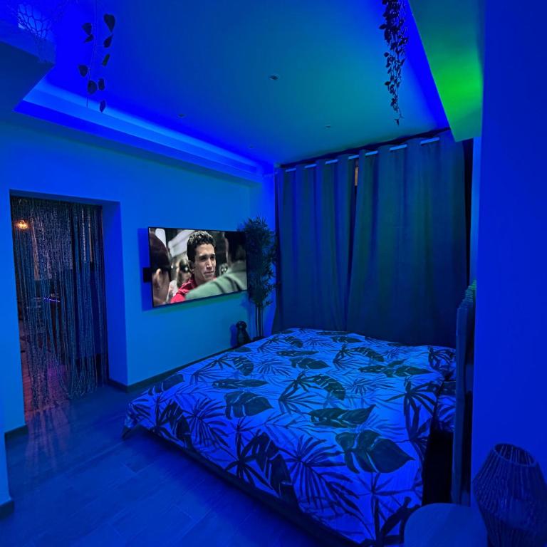 Love room - Jacuzzi - Netflix - Clim - 3min train station - One-Bedroom Apartment - 15