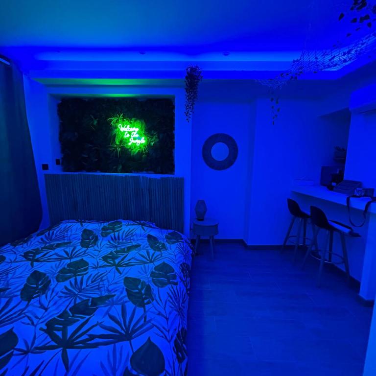 Love room - Jacuzzi - Netflix - Clim - 3min train station - One-Bedroom Apartment - 17