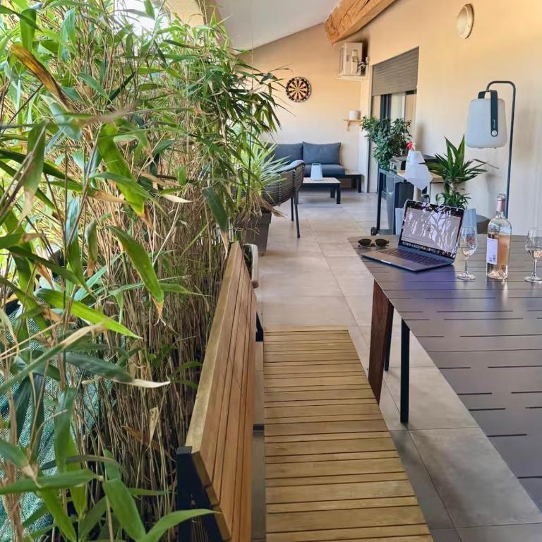 Appartement 110 m2 lumineux - avec grande terrasse - 2 parkings - proche centre - Appartement 2 Chambres avec Terrasse - 1