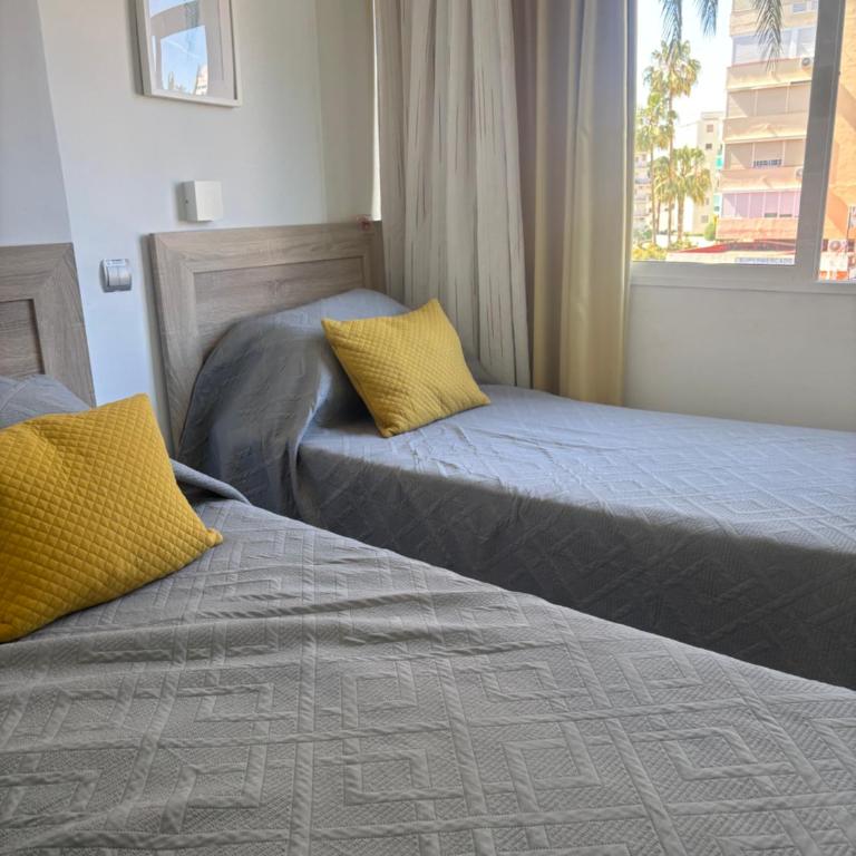 Fabulous sunny second floor apartment - Edificio Europark - overlooking gardens and pools. - Apartamento con balcón - 2