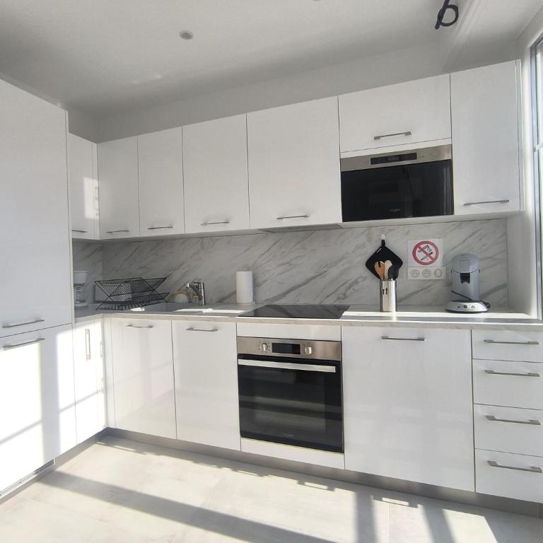 Renovated Apartment with Balcony & Side Sea View 25 bis Promenade des Anglais - Appartement - 11
