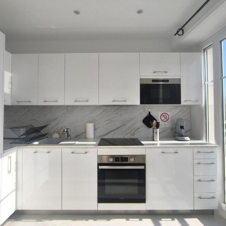 Renovated Apartment with Balcony & Side Sea View 25 bis Promenade des Anglais - Appartement - 10