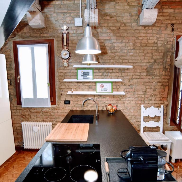 Barchessa - 17th Century Venetian Loft - 15min to Venice - 2 Free Parking - Two-Bedroom Apartment - 2