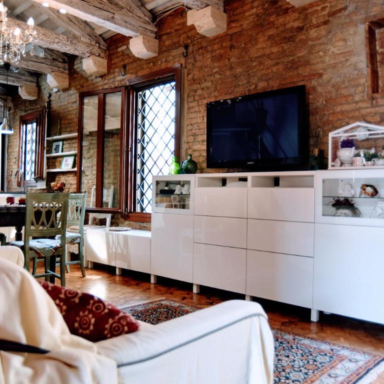 Barchessa - 17th Century Venetian Loft - 15min to Venice - 2 Free Parking - Two-Bedroom Apartment - 5