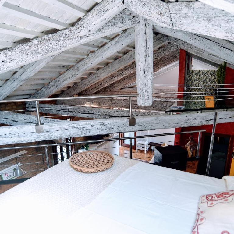 Barchessa - 17th Century Venetian Loft - 15min to Venice - 2 Free Parking - Two-Bedroom Apartment - 16