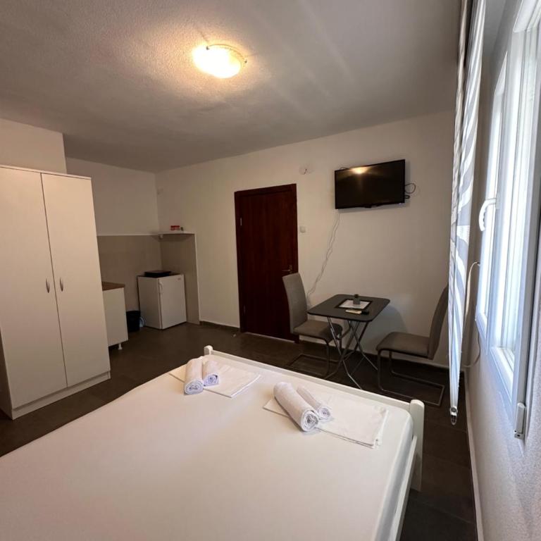 Apartmani Rira - Deluks Dvokrevetna Soba sa Bračnim Krevetom - 2