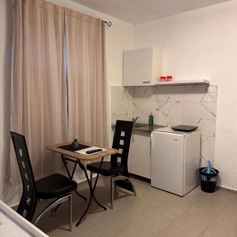 Apartmani Rira - Dvokrevetna Soba sa Bračnim Krevetom i Sopstvenim Kupatilom - 1